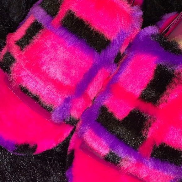 •| UGG FLUFF PLAID PINK SLIDES |• - Picture 5 of 6